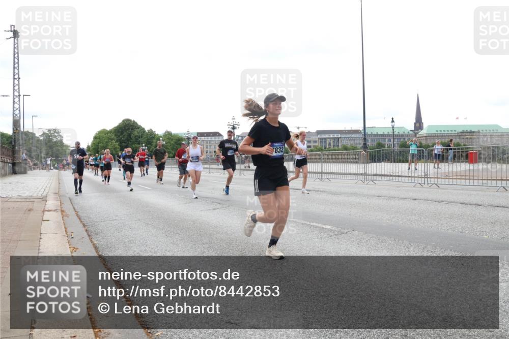 29.06.2025 - hella hamburg halbmarathon Lena Gebhardt http://msf.ph/oto/8442853 29.06.2025 10:29:37 Lombardsbrücke 18299, 832, 1063, 1230, 1661, 1694, 2302, 2688, 2699, 3179, 3311, 3524, 4349, 4373, 4395, 4580, 5350, 6285, 6345, 6725, 7449, 7517, 7832, 8048, 8388, 8812, 9095, 9714, 9937, 10198, 10322, 10641, 10808, 10996, 11249, 11269, 11376, 11444, 11634, 11792, 11803, 11989, 12086, 12216, 12227, 12305, 12404, 12958, 13031, 13090, 13382, 13810, 14644, 15266, 15952, 15955, 16306, 16659, 16662, 16673, 16676, 17496, 17945, 18298, 18299, 18385, 18414 meine-sportfotos.de