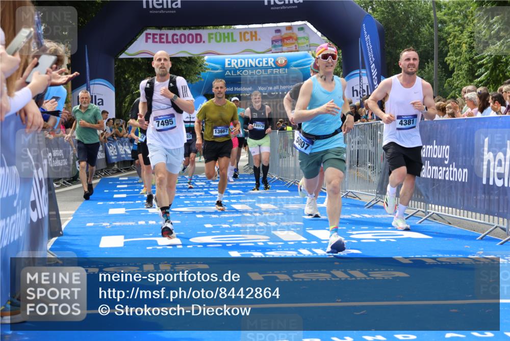 29.06.2025 - hella hamburg halbmarathon Strokosch-Dieckow http://msf.ph/oto/8442864 29.06.2025 10:40:09 Ziel 2826, 3547, 4381, 5007, 5409, 5410, 5508, 5803, 5916, 7495, 8465, 8933, 10968, 11731, 12091, 12704, 13514, 13667, 14699, 15424, 17973, 18614, 18979 meine-sportfotos.de