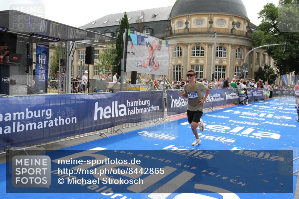 29.06.2025 - hella hamburg halbmarathon Michael Strokosch http://msf.ph/oto/8442865 29.06.2025 10:25:07 Ziel 2483, 11078, 15483 meine-sportfotos.de