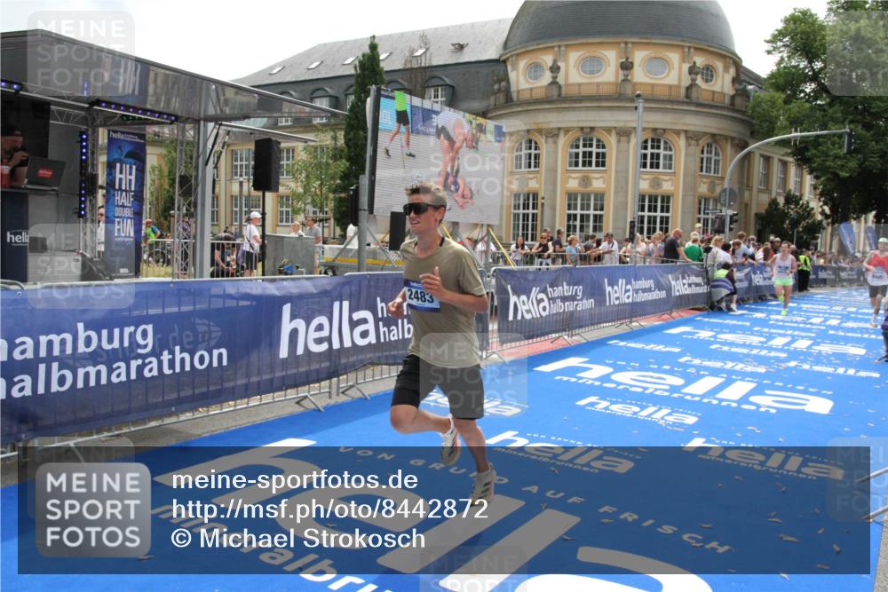 29.06.2025 - hella hamburg halbmarathon Michael Strokosch http://msf.ph/oto/8442872 29.06.2025 10:25:07 Ziel 2483, 11078, 15483 meine-sportfotos.de