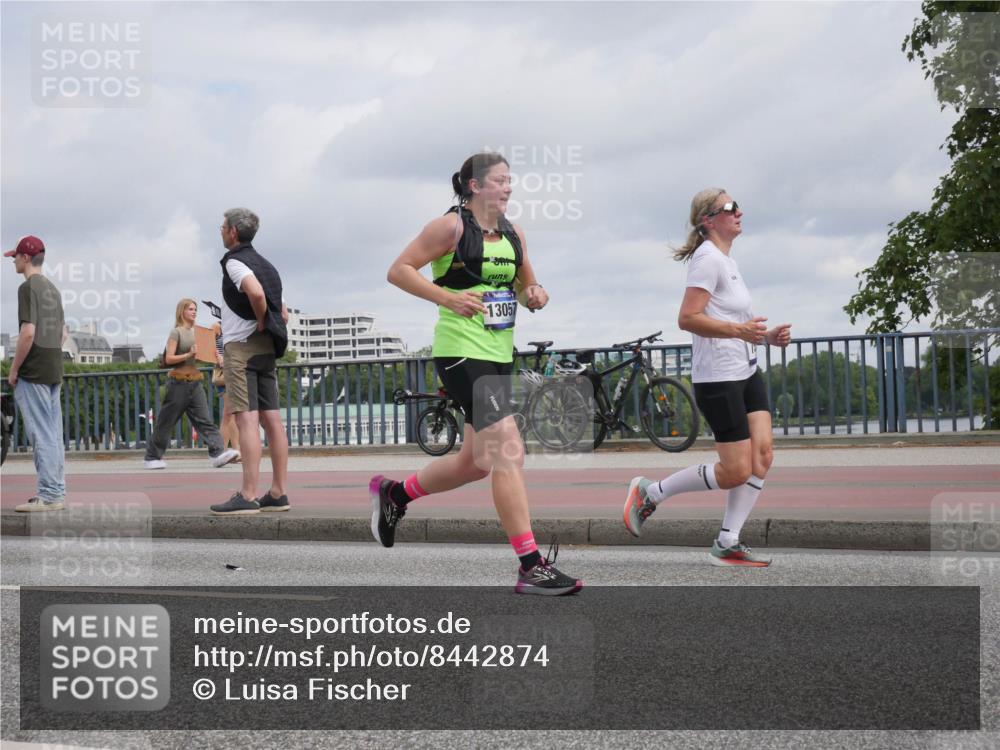 29.06.2025 - hella hamburg halbmarathon Luisa Fischer http://msf.ph/oto/8442874 29.06.2025 10:24:31 Kennedybrücke 13057, 2635, 2956, 4786, 5061, 5373, 5395, 7522, 7553, 7781, 8095, 9108, 9624, 10874 meine-sportfotos.de