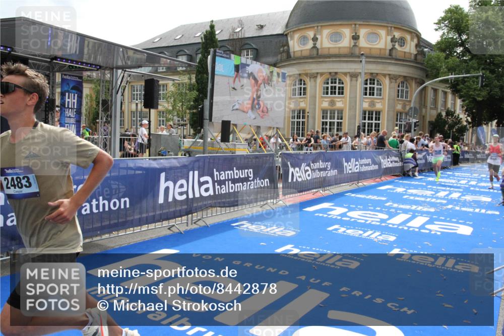 29.06.2025 - hella hamburg halbmarathon Michael Strokosch http://msf.ph/oto/8442878 29.06.2025 10:25:08 Ziel 2483, 11078, 15483 meine-sportfotos.de
