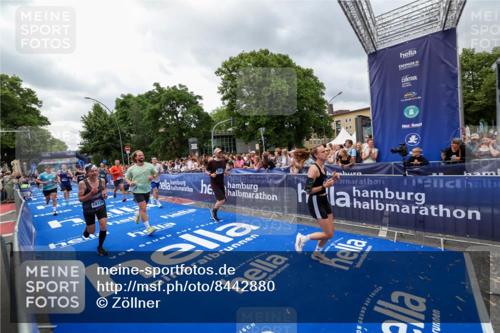 29.06.2025 - hella hamburg halbmarathon Zöllner http://msf.ph/oto/8442880 29.06.2025 10:56:41 Ziel 2083, 3413, 4152, 5721, 6416, 6759, 7037, 7646, 8311, 8542, 8652, 8744, 9488, 9562, 11083, 11870, 12509, 13863, 15145, 17259, 18340, 18899, 19120 meine-sportfotos.de