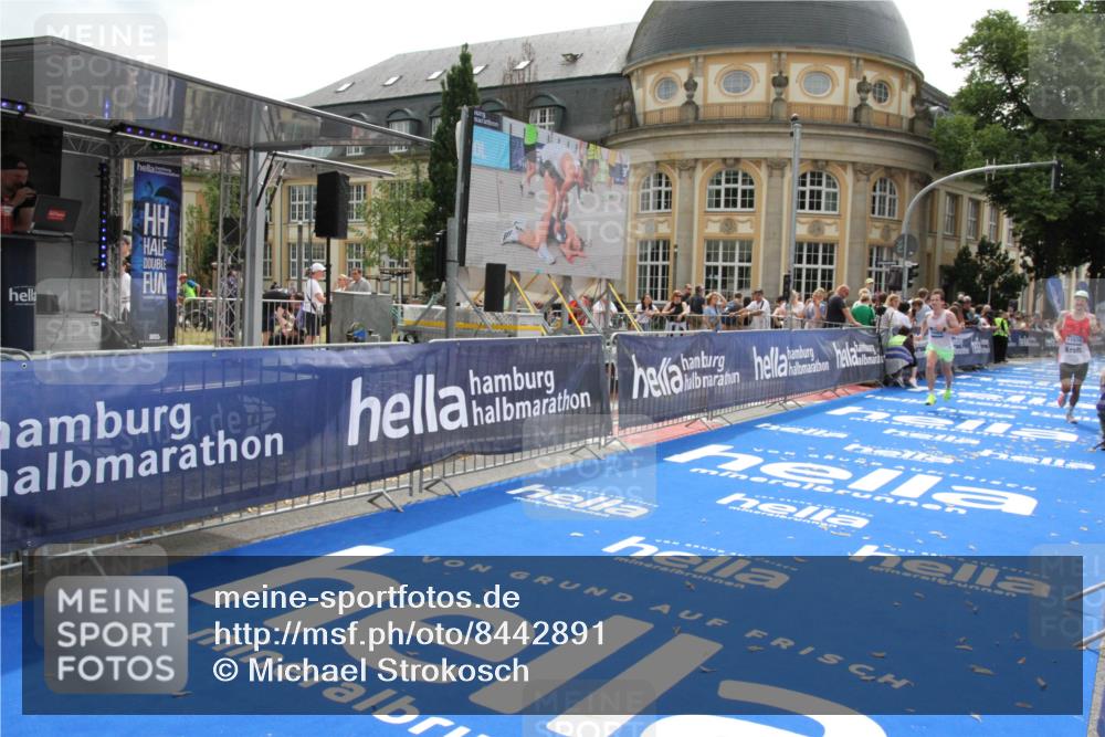 29.06.2025 - hella hamburg halbmarathon Michael Strokosch http://msf.ph/oto/8442891 29.06.2025 10:25:08 Ziel 2483, 11078, 15483 meine-sportfotos.de