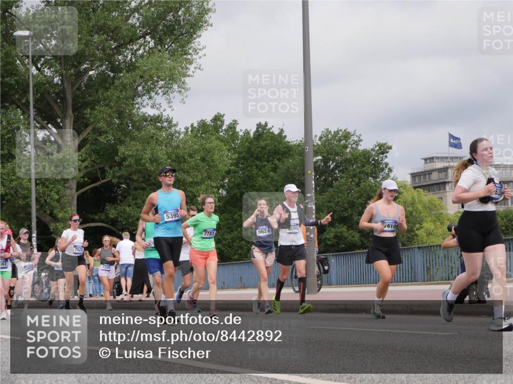 29.06.2025 - hella hamburg halbmarathon Luisa Fischer http://msf.ph/oto/8442892 29.06.2025 10:24:35 Kennedybrücke 061, 10874, 1449, 7522, 7228, 5395, 7781, 9624, 095, 610, 635, 2271, 2635, 3122, 3817, 4786, 5061, 5395, 5957, 7228, 7522, 7781, 8095, 9624, 10874 meine-sportfotos.de