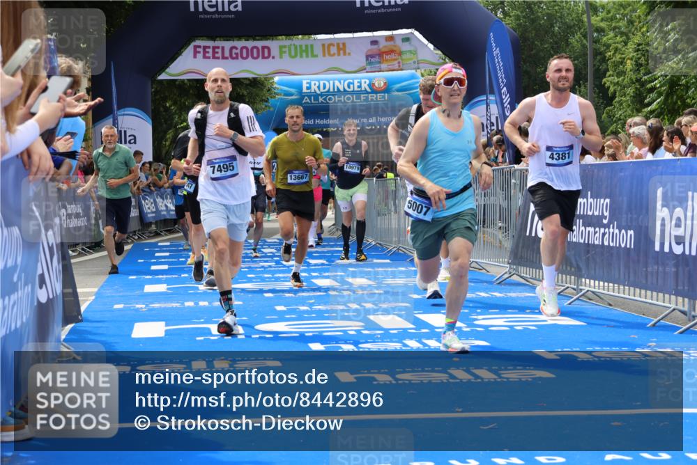 29.06.2025 - hella hamburg halbmarathon Strokosch-Dieckow http://msf.ph/oto/8442896 29.06.2025 10:40:09 Ziel 2826, 3547, 4381, 5007, 5409, 5410, 5508, 5803, 5916, 7495, 8465, 8933, 10968, 11731, 12091, 12704, 13514, 13667, 14699, 15424, 17973, 18614, 18979 meine-sportfotos.de