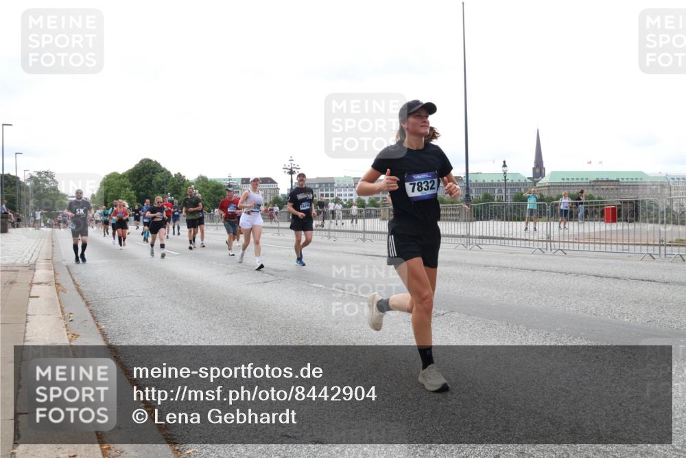 29.06.2025 - hella hamburg halbmarathon Lena Gebhardt http://msf.ph/oto/8442904 29.06.2025 10:29:38 Lombardsbrücke 2, 7832, 1063, 1230, 1661, 1694, 2302, 2699, 3179, 3311, 3524, 4349, 4373, 4395, 4580, 5350, 6285, 6345, 6725, 7449, 7517, 7832, 8048, 8388, 8812, 9095, 9714, 9937, 10198, 10322, 10641, 10808, 10996, 11249, 11269, 11376, 11444, 11634, 11792, 11803, 11989, 12086, 12216, 12227, 12305, 12404, 12958, 13031, 13090, 13382, 13810, 14644, 15266, 15952, 15955, 16306, 16659, 16662, 16673, 16676, 17496, 17945, 18298, 18299, 18385, 18414 meine-sportfotos.de
