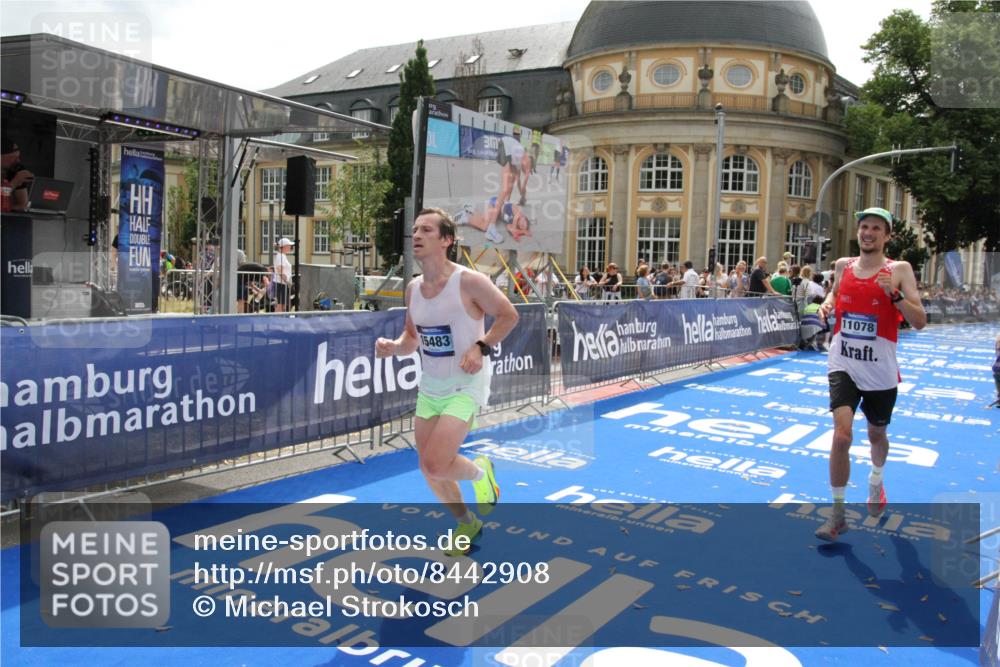 29.06.2025 - hella hamburg halbmarathon Michael Strokosch http://msf.ph/oto/8442908 29.06.2025 10:25:10 Ziel 8376, 11078, 13913, 15483 meine-sportfotos.de