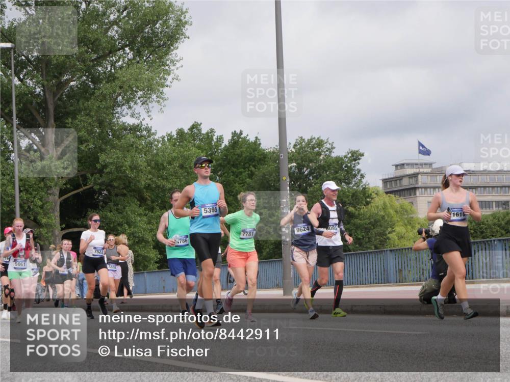 29.06.2025 - hella hamburg halbmarathon Luisa Fischer http://msf.ph/oto/8442911 29.06.2025 10:24:36 Kennedybrücke 16, 5061, 99, 7522, 7228, 786, 5395, 7781, 9624, 095, 1610, 2271, 2635, 3122, 3817, 4786, 5061, 5395, 5957, 6086, 7228, 7522, 7781, 8095, 9624, 10874 meine-sportfotos.de