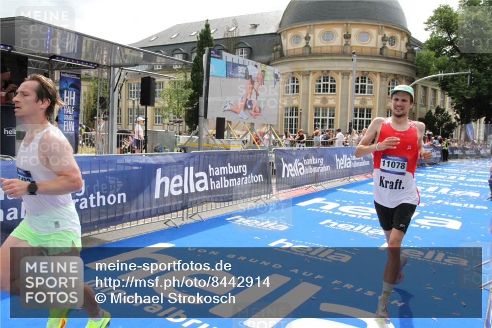 29.06.2025 - hella hamburg halbmarathon Michael Strokosch http://msf.ph/oto/8442914 29.06.2025 10:25:10 Ziel 8376, 11078, 13913, 15483 meine-sportfotos.de