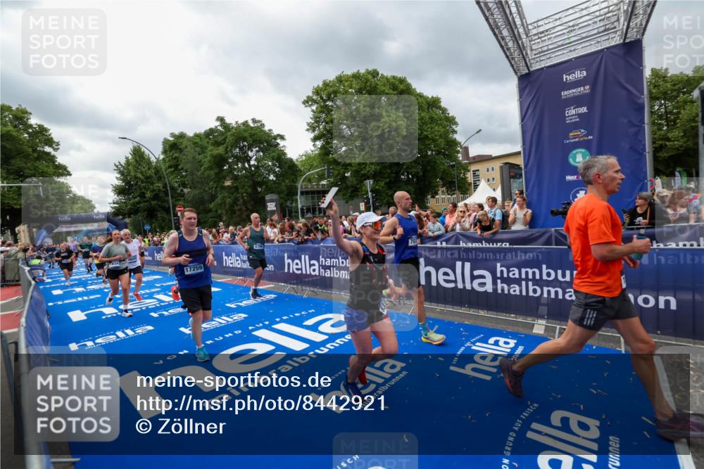 29.06.2025 - hella hamburg halbmarathon Zöllner http://msf.ph/oto/8442921 29.06.2025 10:56:44 Ziel 4152, 6416, 6759, 7037, 7646, 8311, 8744, 8996, 9488, 11083, 11870, 12509, 14369, 15134, 15145, 15431, 15712, 16043, 16121, 17259, 18340, 18634, 18899 meine-sportfotos.de