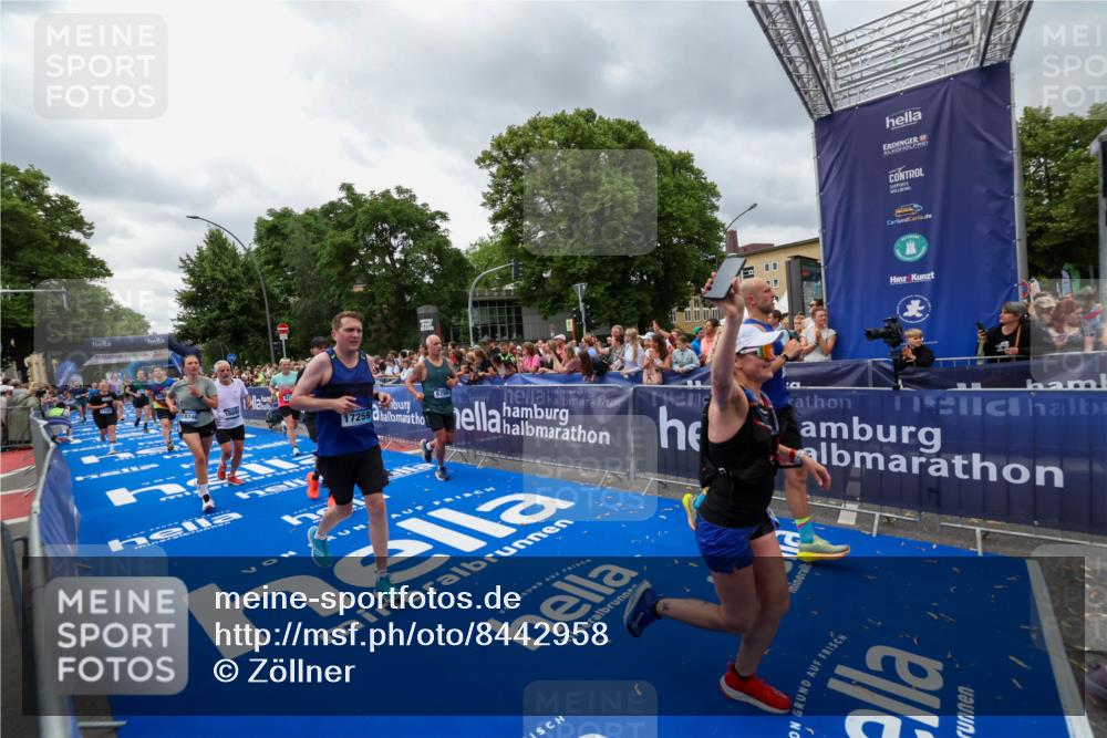 29.06.2025 - hella hamburg halbmarathon Zöllner http://msf.ph/oto/8442958 29.06.2025 10:56:44 Ziel 4152, 6416, 6759, 7037, 7646, 8311, 8744, 8996, 9488, 11083, 11870, 12509, 14369, 15134, 15145, 15431, 15712, 16043, 16121, 17259, 18340, 18634, 18899 meine-sportfotos.de