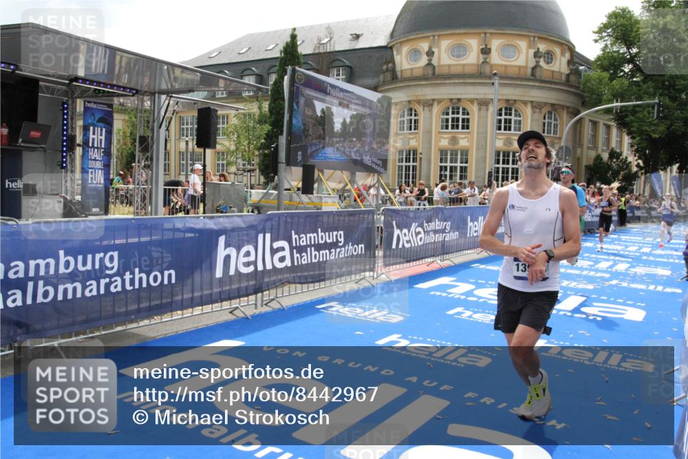 29.06.2025 - hella hamburg halbmarathon Michael Strokosch http://msf.ph/oto/8442967 29.06.2025 10:25:16 Ziel 8376, 11994, 13913, 14113, 16484 meine-sportfotos.de