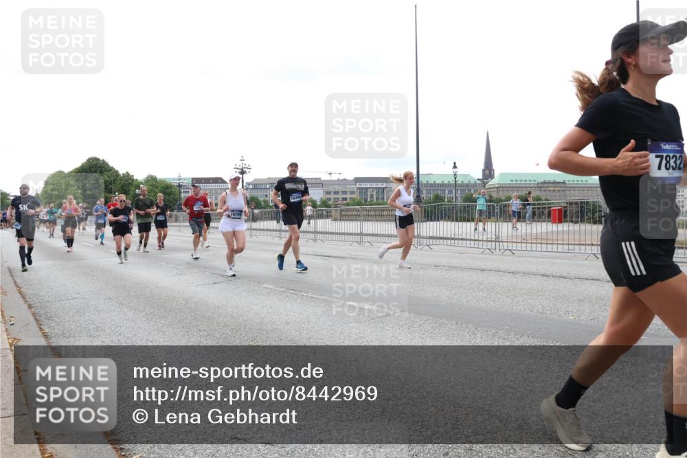 29.06.2025 - hella hamburg halbmarathon Lena Gebhardt http://msf.ph/oto/8442969 29.06.2025 10:29:38 Lombardsbrücke 18299, 18299, 7832, 1063, 1230, 1661, 1694, 2302, 2699, 3179, 3311, 3524, 4349, 4373, 4395, 4580, 5350, 6285, 6345, 6725, 7449, 7517, 7832, 8048, 8388, 8812, 9095, 9714, 9937, 10198, 10322, 10641, 10808, 10996, 11249, 11269, 11376, 11444, 11634, 11792, 11803, 11989, 12086, 12216, 12227, 12305, 12404, 12958, 13031, 13090, 13382, 13810, 14644, 15266, 15952, 15955, 16306, 16659, 16662, 16673, 16676, 17496, 17945, 18298, 18299, 18385, 18414 meine-sportfotos.de