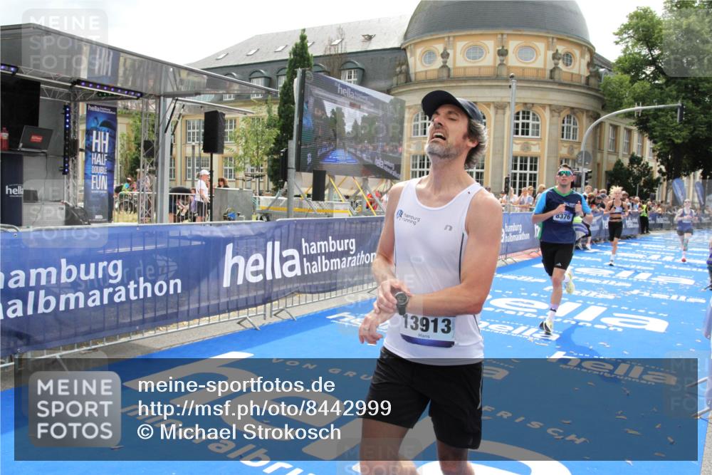 29.06.2025 - hella hamburg halbmarathon Michael Strokosch http://msf.ph/oto/8442999 29.06.2025 10:25:16 Ziel 8376, 11994, 13913, 14113, 16484 meine-sportfotos.de