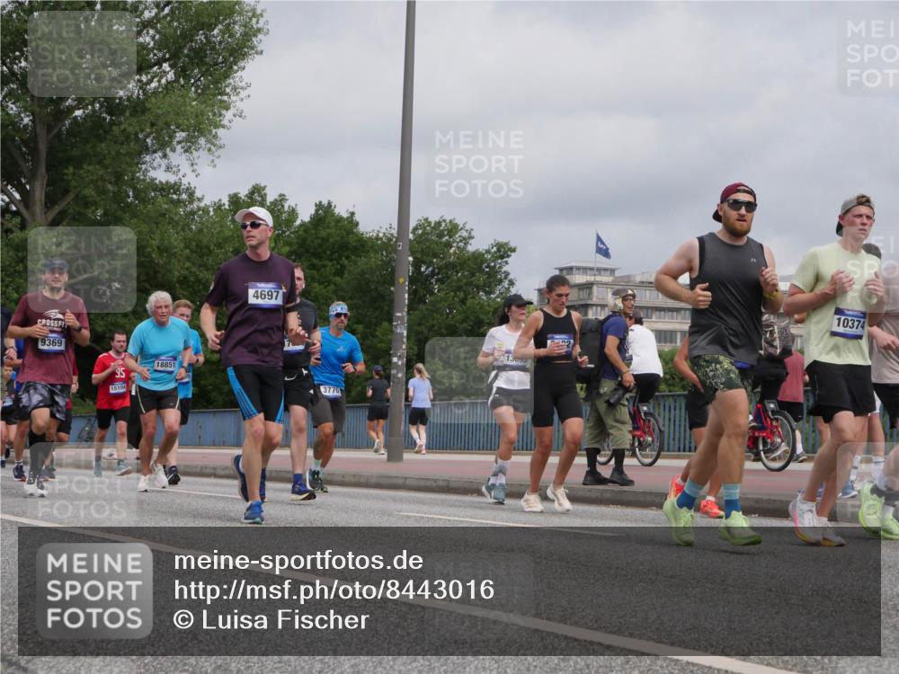 29.06.2025 - hella hamburg halbmarathon Luisa Fischer http://msf.ph/oto/8443016 29.06.2025 10:24:48 Kennedybrücke 9369, 95, 15104, 4697, 18851, 3770, 1305, 10374, 1072, 1191, 1250, 1401, 2315, 2353, 3606, 3770, 3817, 4697, 5122, 5493, 5759, 6086, 7075, 8286, 9369, 9499, 9532, 10019, 10125, 10374 meine-sportfotos.de