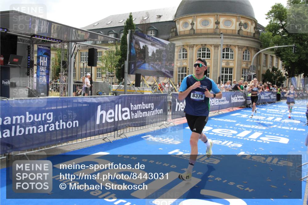 29.06.2025 - hella hamburg halbmarathon Michael Strokosch http://msf.ph/oto/8443031 29.06.2025 10:25:17 Ziel 8376, 11994, 13913, 14113, 16484 meine-sportfotos.de