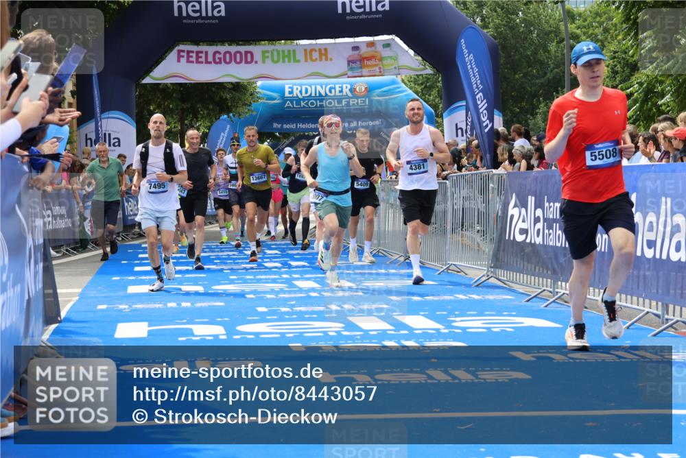 29.06.2025 - hella hamburg halbmarathon Strokosch-Dieckow http://msf.ph/oto/8443057 29.06.2025 10:40:08 Ziel 2826, 3547, 4381, 5007, 5050, 5409, 5410, 5508, 5803, 5916, 6080, 7495, 8465, 8933, 10968, 11731, 12091, 12704, 13514, 13667, 14699, 15424, 17973, 18614, 18979 meine-sportfotos.de