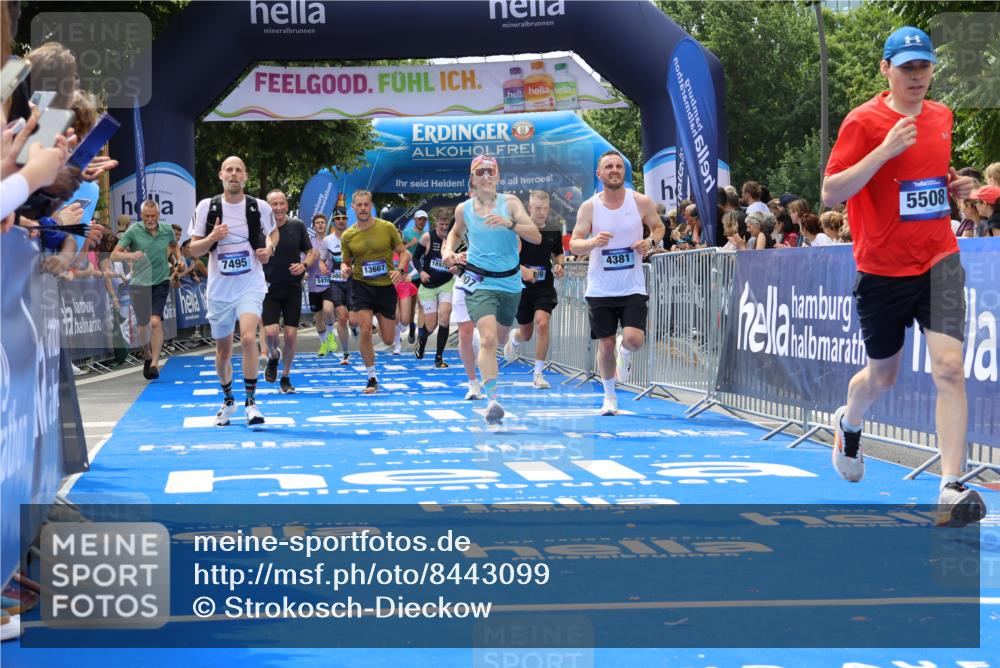 29.06.2025 - hella hamburg halbmarathon Strokosch-Dieckow http://msf.ph/oto/8443099 29.06.2025 10:40:08 Ziel 2826, 3547, 4381, 5007, 5050, 5409, 5410, 5508, 5803, 5916, 6080, 7495, 8465, 8933, 10968, 11731, 12091, 12704, 13514, 13667, 14699, 15424, 17973, 18614, 18979 meine-sportfotos.de