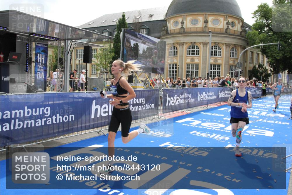 29.06.2025 - hella hamburg halbmarathon Michael Strokosch http://msf.ph/oto/8443120 29.06.2025 10:25:19 Ziel 8376, 11994, 14113, 16484 meine-sportfotos.de