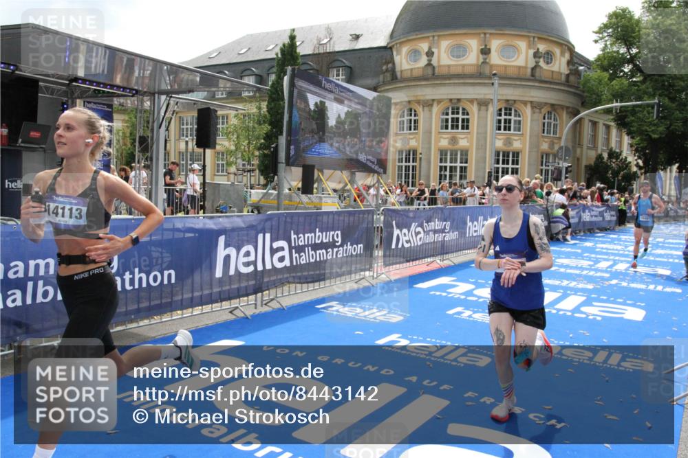 29.06.2025 - hella hamburg halbmarathon Michael Strokosch http://msf.ph/oto/8443142 29.06.2025 10:25:19 Ziel 8376, 11994, 14113, 16484 meine-sportfotos.de