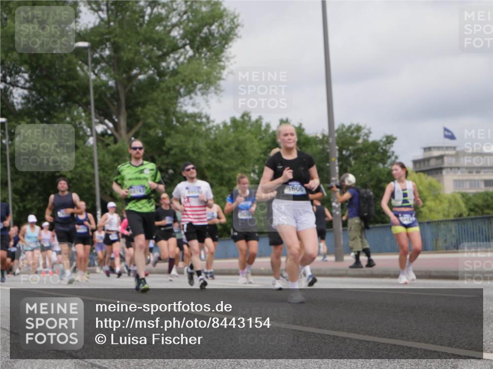 29.06.2025 - hella hamburg halbmarathon Luisa Fischer http://msf.ph/oto/8443154 29.06.2025 10:24:57 Kennedybrücke 10767, 3606, 1072, 1158, 1191, 1250, 1668, 1958, 2315, 2353, 2529, 2815, 2841, 3606, 3825, 3826, 4046, 5412, 5641, 5759, 6103, 7075, 7672, 8860, 8896, 8959, 9002, 9326, 9483, 9635, 10019, 10125, 10787 meine-sportfotos.de