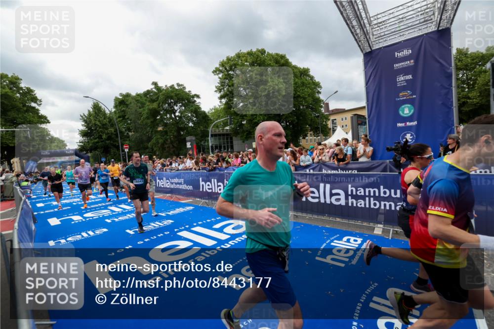 29.06.2025 - hella hamburg halbmarathon Zöllner http://msf.ph/oto/8443177 29.06.2025 10:56:49 Ziel 2378, 3836, 7646, 8825, 8996, 9488, 11870, 13816, 14369, 14461, 15134, 15431, 15712, 16008, 16009, 16043, 16121, 17133, 18634 meine-sportfotos.de