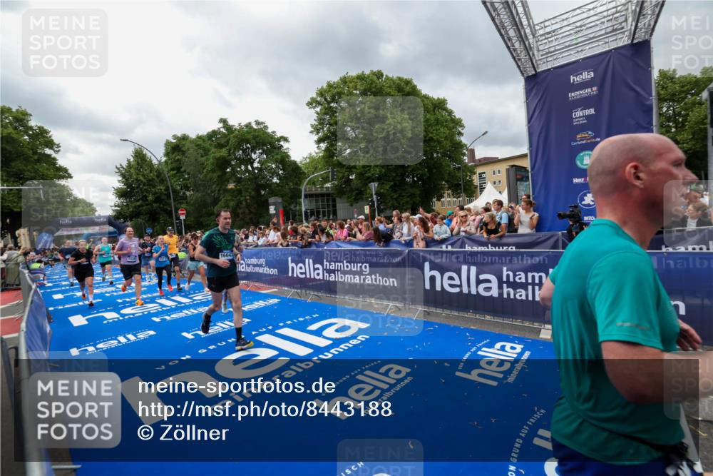 29.06.2025 - hella hamburg halbmarathon Zöllner http://msf.ph/oto/8443188 29.06.2025 10:56:49 Ziel 2378, 3836, 7646, 8825, 8996, 9488, 11870, 13816, 14369, 14461, 15134, 15431, 15712, 16008, 16009, 16043, 16121, 17133, 18634 meine-sportfotos.de