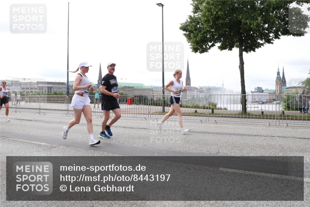 29.06.2025 - hella hamburg halbmarathon Lena Gebhardt http://msf.ph/oto/8443197 29.06.2025 10:29:40 Lombardsbrücke 1829, 1063, 1230, 1661, 1694, 2302, 2699, 3179, 3311, 3524, 4349, 4373, 4395, 4580, 5350, 6285, 6725, 7449, 7517, 7832, 8388, 8812, 8941, 9095, 9714, 9937, 10198, 10322, 10641, 10808, 10996, 11249, 11269, 11376, 11444, 11634, 11792, 11803, 11989, 12086, 12216, 12227, 12305, 12958, 13031, 13090, 13382, 13810, 14644, 15266, 16306, 16659, 16662, 16673, 16676, 17496, 17529, 17945, 18298, 18299, 18385, 18414 meine-sportfotos.de