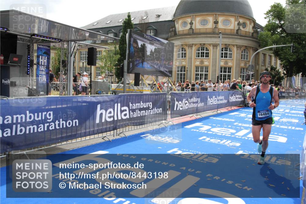 29.06.2025 - hella hamburg halbmarathon Michael Strokosch http://msf.ph/oto/8443198 29.06.2025 10:25:21 Ziel 11994, 12067, 14113, 16484 meine-sportfotos.de