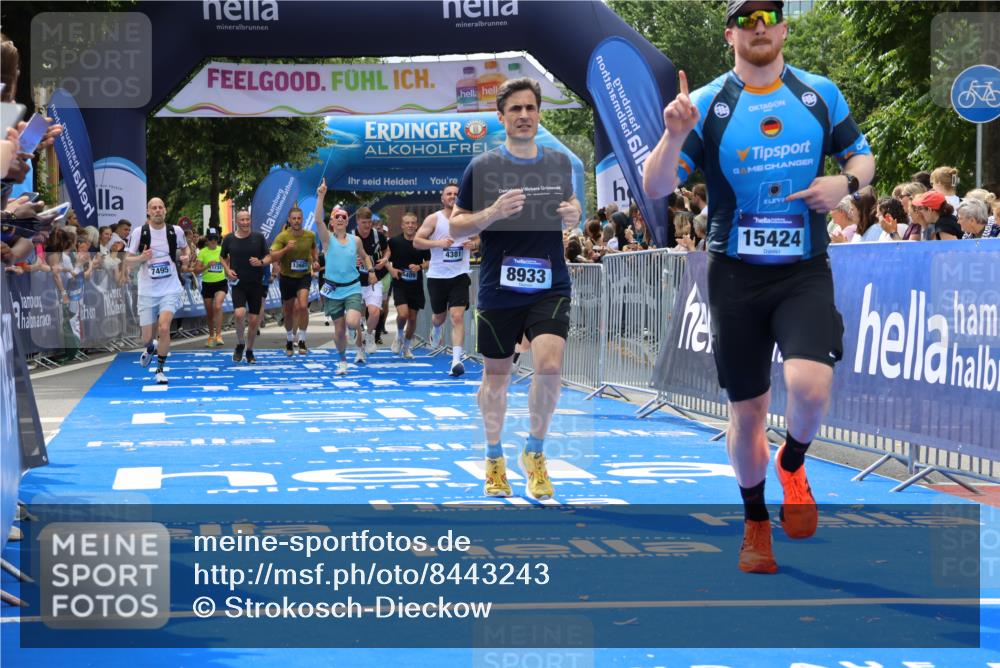29.06.2025 - hella hamburg halbmarathon Strokosch-Dieckow http://msf.ph/oto/8443243 29.06.2025 10:40:06 Ziel 2826, 3547, 4381, 5007, 5050, 5409, 5410, 5508, 5916, 6080, 7495, 8465, 8933, 10968, 11731, 12091, 12704, 13514, 13667, 15424, 17973, 18979 meine-sportfotos.de