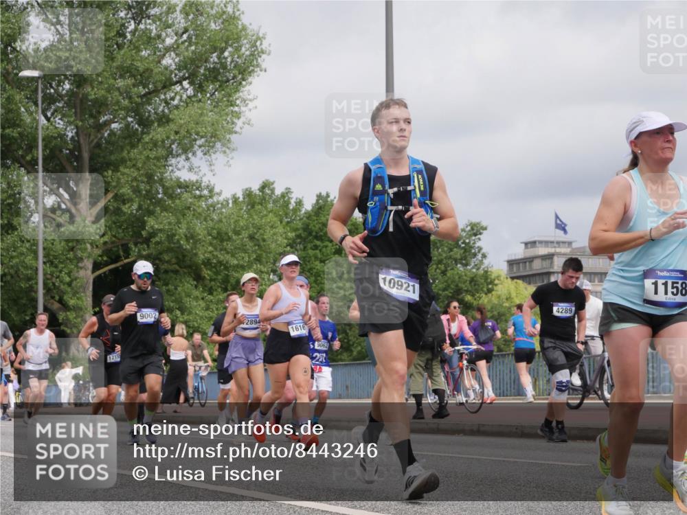 29.06.2025 - hella hamburg halbmarathon Luisa Fischer http://msf.ph/oto/8443246 29.06.2025 10:25:05 Kennedybrücke 1715, 9002, 2894, 1616, 9062, 27, 10921, 4289, 1158, 1158, 1668, 1958, 2009, 3825, 3826, 4046, 4289, 5641, 7375, 7612, 7672, 8431, 8860, 8896, 9002, 9062, 9327, 9635, 9788 meine-sportfotos.de