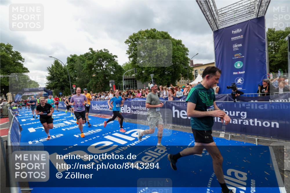 29.06.2025 - hella hamburg halbmarathon Zöllner http://msf.ph/oto/8443294 29.06.2025 10:56:50 Ziel 2378, 3836, 8825, 8996, 13816, 14369, 14461, 15134, 15431, 15712, 16008, 16009, 16043, 16121, 16679, 17133, 18634 meine-sportfotos.de