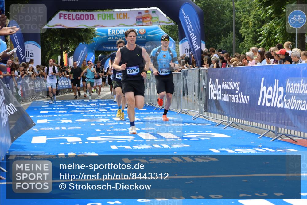 29.06.2025 - hella hamburg halbmarathon Strokosch-Dieckow http://msf.ph/oto/8443312 29.06.2025 10:40:04 Ziel 2826, 4381, 5007, 5050, 5375, 5409, 5508, 5916, 6080, 7495, 8467, 8933, 12091, 13514, 13667, 15424, 17973, 18979 meine-sportfotos.de