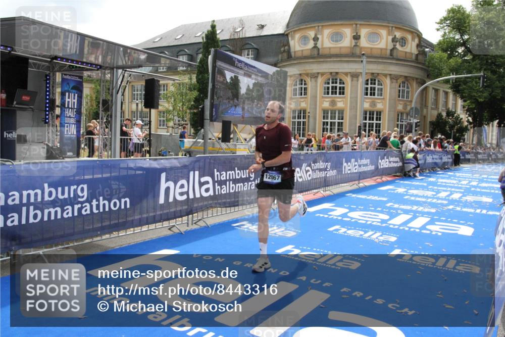 29.06.2025 - hella hamburg halbmarathon Michael Strokosch http://msf.ph/oto/8443316 29.06.2025 10:25:27 Ziel 12067 meine-sportfotos.de