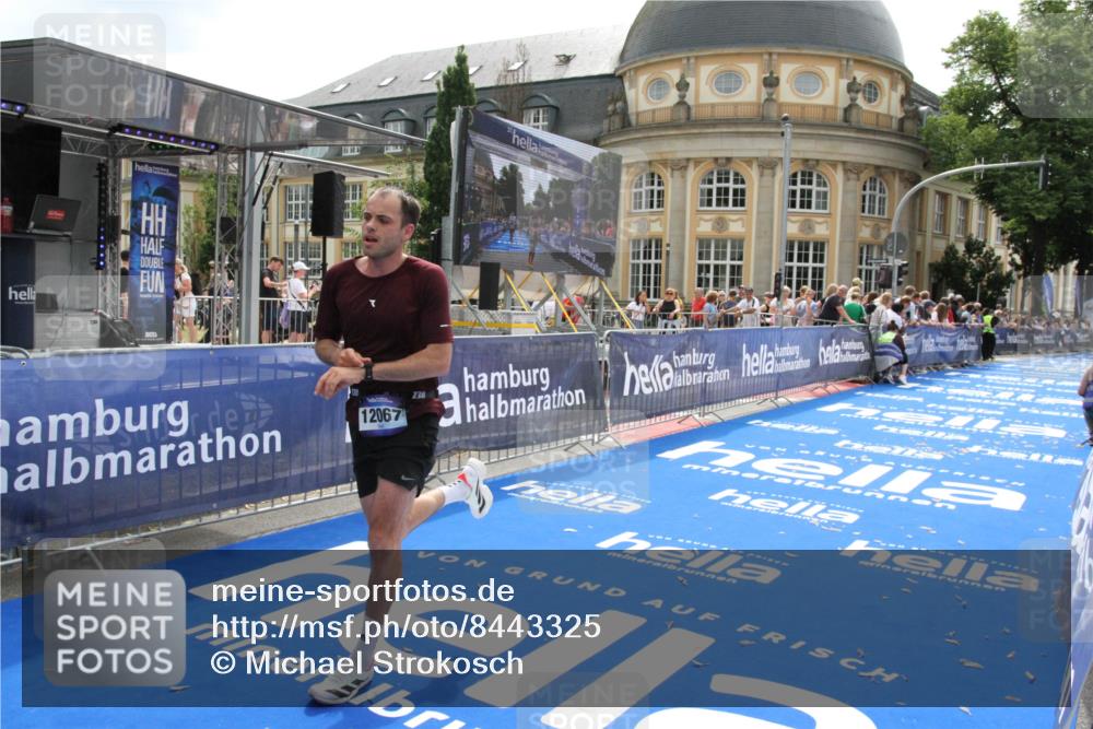 29.06.2025 - hella hamburg halbmarathon Michael Strokosch http://msf.ph/oto/8443325 29.06.2025 10:25:28 Ziel 12067 meine-sportfotos.de