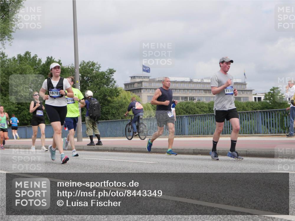 29.06.2025 - hella hamburg halbmarathon Luisa Fischer http://msf.ph/oto/8443349 29.06.2025 10:25:13 Kennedybrücke 6676, 10167, 1678, 9788, 12, 15324, 1269, 1294, 1963, 2009, 2063, 2919, 4375, 4376, 6676, 7375, 7612, 8431, 8884, 8954, 9327, 9788, 10167 meine-sportfotos.de