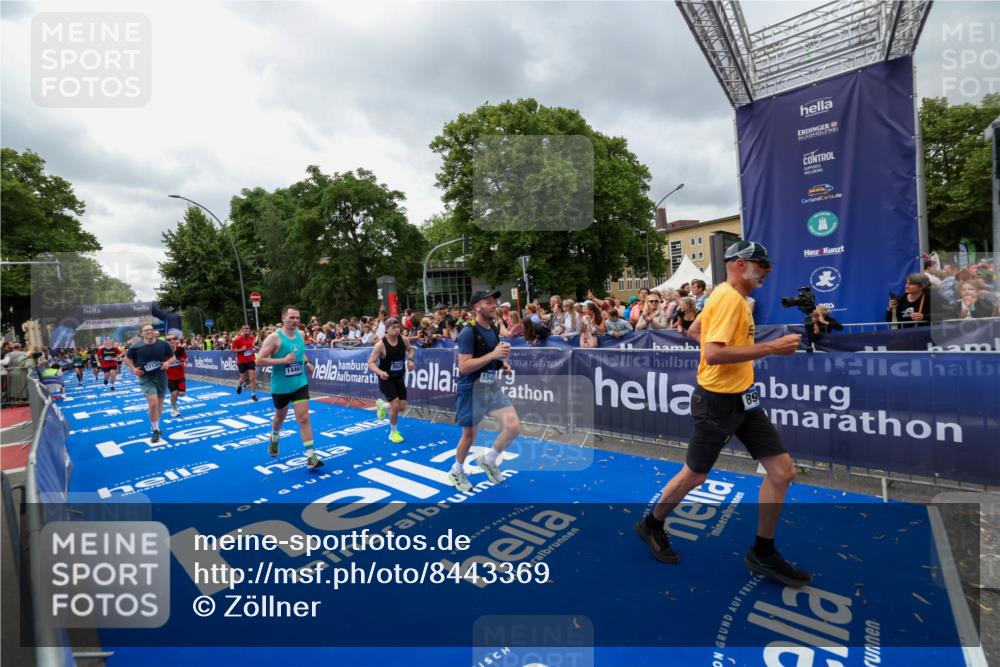29.06.2025 - hella hamburg halbmarathon Zöllner http://msf.ph/oto/8443369 29.06.2025 10:56:52 Ziel 1955, 2378, 2741, 3836, 5418, 6835, 7716, 8825, 8996, 13816, 14369, 14461, 15134, 15431, 16008, 16009, 16679, 17133, 18634 meine-sportfotos.de