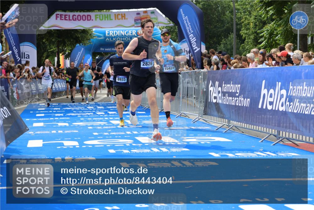 29.06.2025 - hella hamburg halbmarathon Strokosch-Dieckow http://msf.ph/oto/8443404 29.06.2025 10:40:05 Ziel 2826, 3547, 4381, 5007, 5050, 5375, 5409, 5508, 5916, 6080, 7495, 8933, 10968, 11731, 12091, 13514, 13667, 15424, 17973, 18979 meine-sportfotos.de