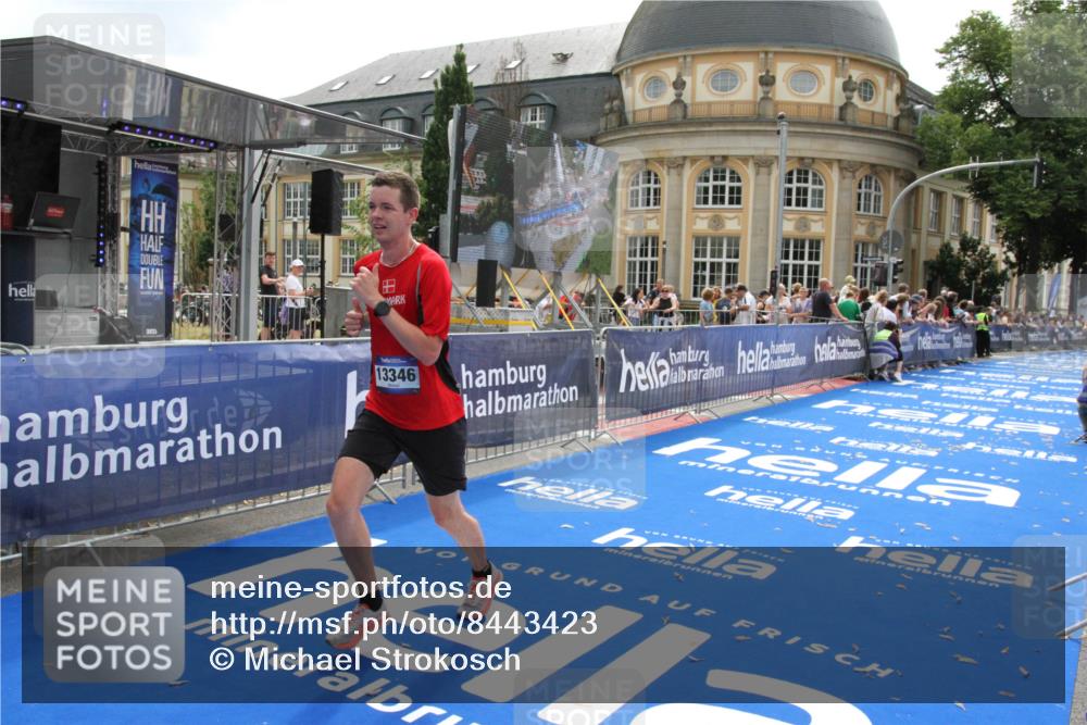 29.06.2025 - hella hamburg halbmarathon Michael Strokosch http://msf.ph/oto/8443423 29.06.2025 10:25:37 Ziel 4338, 13346 meine-sportfotos.de