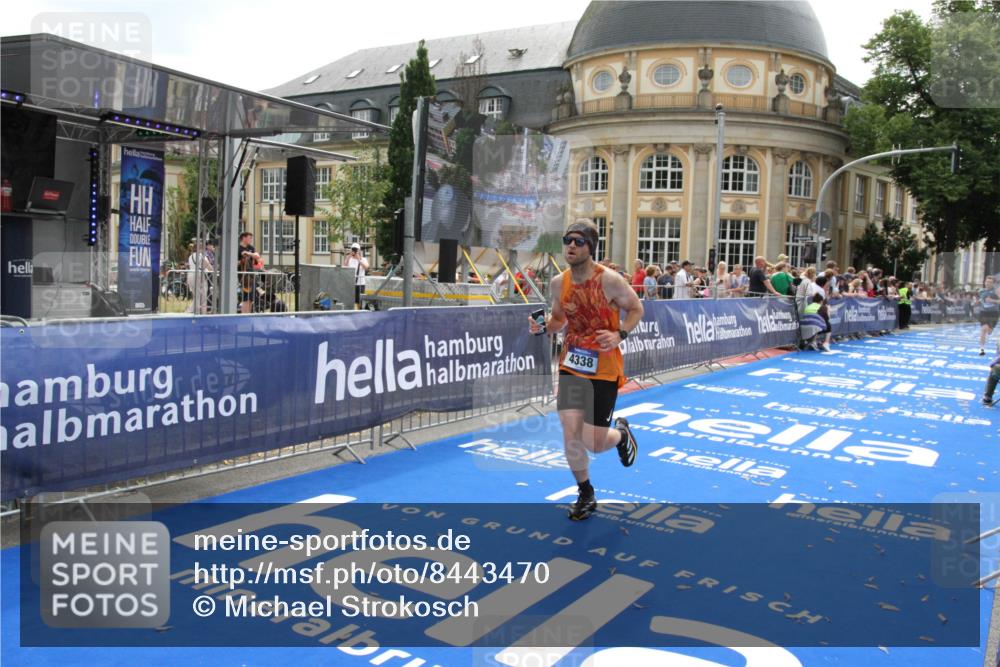 29.06.2025 - hella hamburg halbmarathon Michael Strokosch http://msf.ph/oto/8443470 29.06.2025 10:25:44 Ziel 4338, 11228, 14107 meine-sportfotos.de
