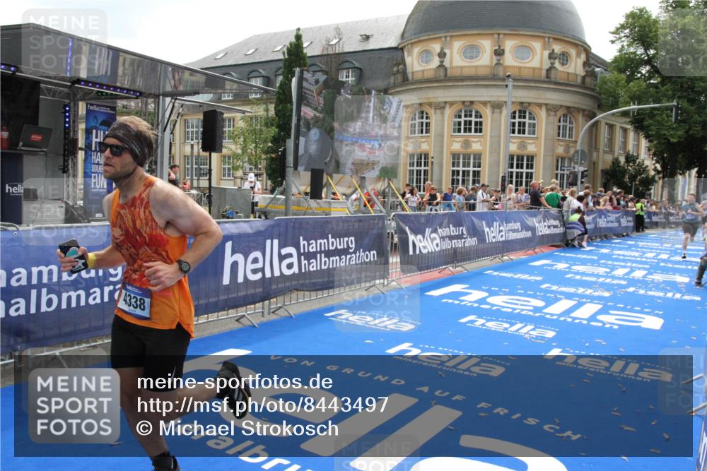 29.06.2025 - hella hamburg halbmarathon Michael Strokosch http://msf.ph/oto/8443497 29.06.2025 10:25:45 Ziel 4338, 11228, 14107 meine-sportfotos.de