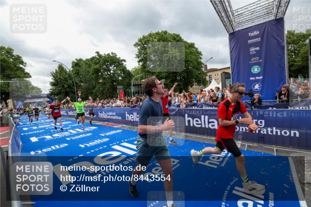 29.06.2025 - hella hamburg halbmarathon Zöllner http://msf.ph/oto/8443554 29.06.2025 10:56:55 Ziel 1955, 2282, 2378, 2741, 2759, 3836, 5418, 6835, 7716, 13816, 15097, 16008, 16009, 16620, 16679, 17133 meine-sportfotos.de
