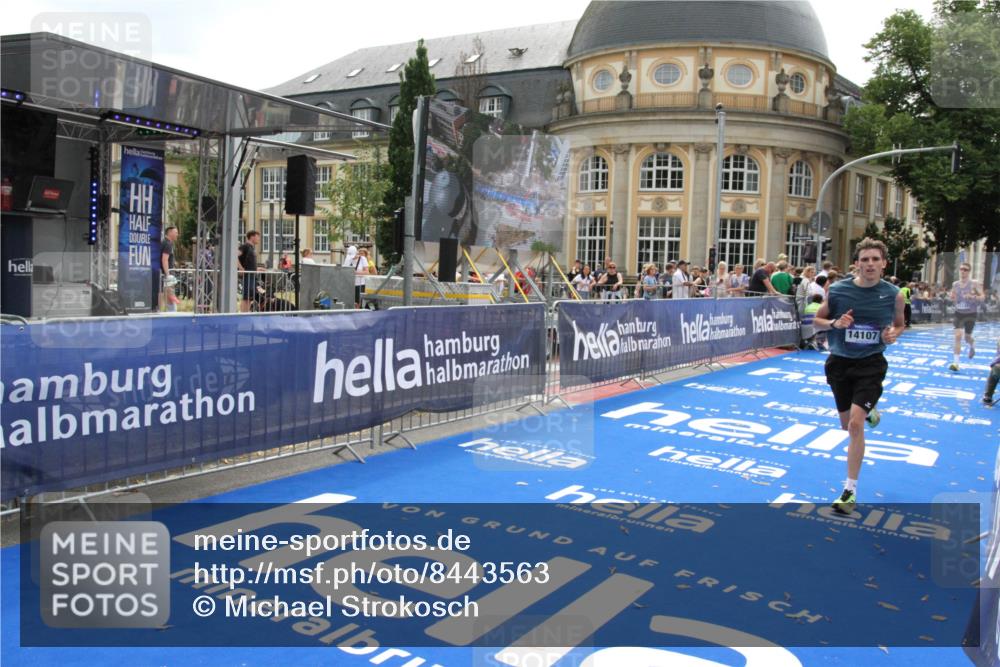 29.06.2025 - hella hamburg halbmarathon Michael Strokosch http://msf.ph/oto/8443563 29.06.2025 10:25:47 Ziel 11228, 14107 meine-sportfotos.de