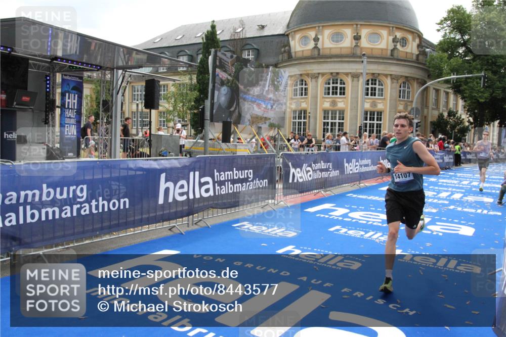 29.06.2025 - hella hamburg halbmarathon Michael Strokosch http://msf.ph/oto/8443577 29.06.2025 10:25:47 Ziel 11228, 14107 meine-sportfotos.de