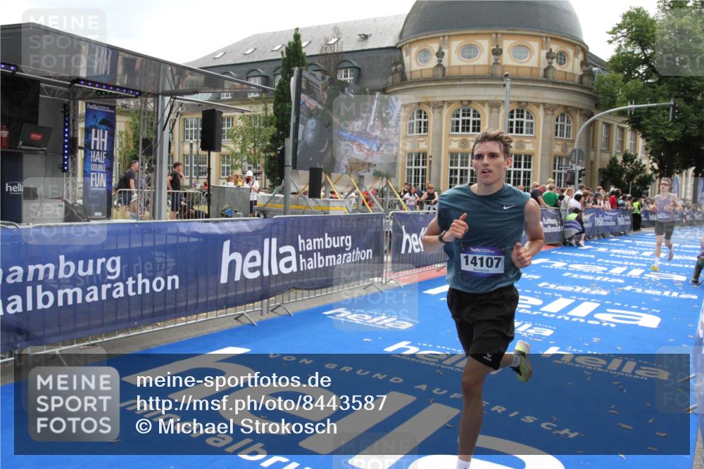 29.06.2025 - hella hamburg halbmarathon Michael Strokosch http://msf.ph/oto/8443587 29.06.2025 10:25:48 Ziel 11228, 14107 meine-sportfotos.de