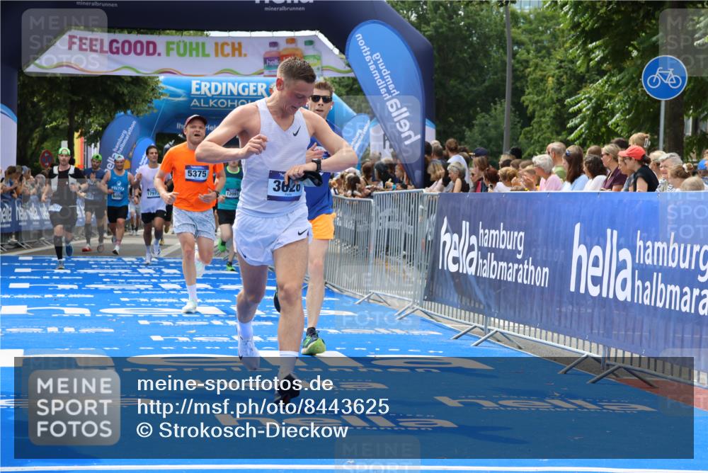 29.06.2025 - hella hamburg halbmarathon Strokosch-Dieckow http://msf.ph/oto/8443625 29.06.2025 10:39:57 Ziel 1603, 2563, 2573, 2826, 3626, 4766, 5050, 5375, 6080, 6149, 7981, 8467, 8574, 11714, 12091, 13514, 15421, 15813, 17973 meine-sportfotos.de
