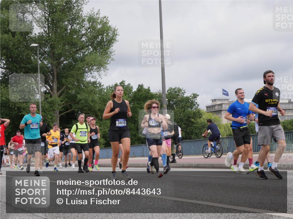 29.06.2025 - hella hamburg halbmarathon Luisa Fischer http://msf.ph/oto/8443643 29.06.2025 10:25:36 Kennedybrücke 8511, 17944, 6307, 16511, 3910, 14314, 1861, 333, 1598, 2351, 3458, 3910, 3995, 4113, 4114, 4131, 4559, 4829, 6303, 6307, 6820, 6849, 6899, 6977, 7097, 7162, 8511, 8855, 10241, 10663, 10739 meine-sportfotos.de