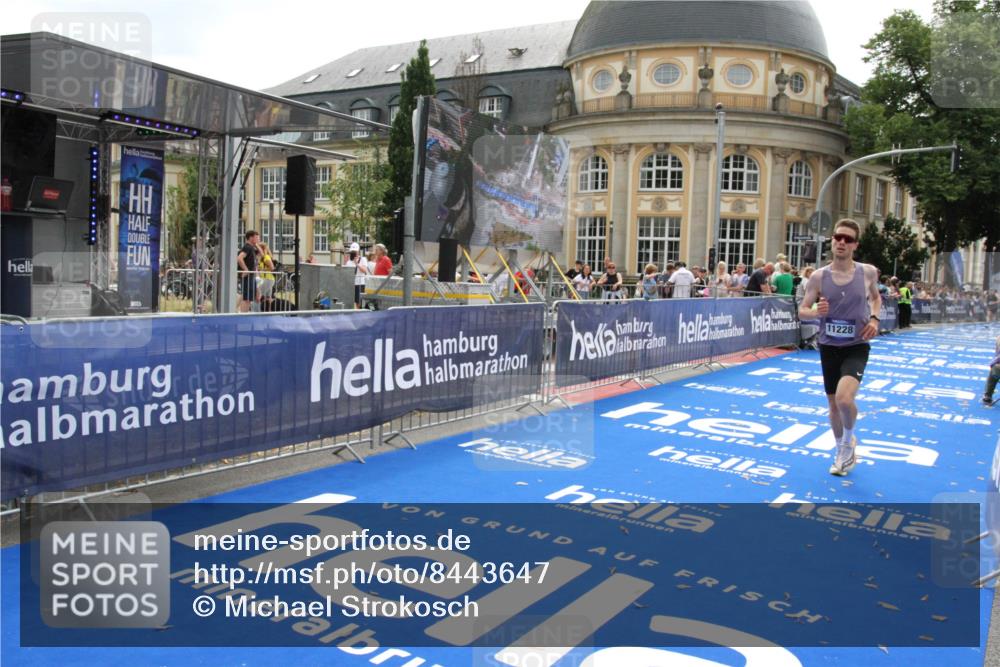 29.06.2025 - hella hamburg halbmarathon Michael Strokosch http://msf.ph/oto/8443647 29.06.2025 10:25:49 Ziel 11228, 14107 meine-sportfotos.de