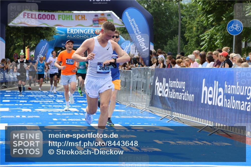 29.06.2025 - hella hamburg halbmarathon Strokosch-Dieckow http://msf.ph/oto/8443648 29.06.2025 10:39:57 Ziel 1603, 2563, 2573, 2826, 3626, 4766, 5050, 5375, 6080, 6149, 7981, 8467, 8574, 11714, 12091, 13514, 15421, 15813, 17973 meine-sportfotos.de